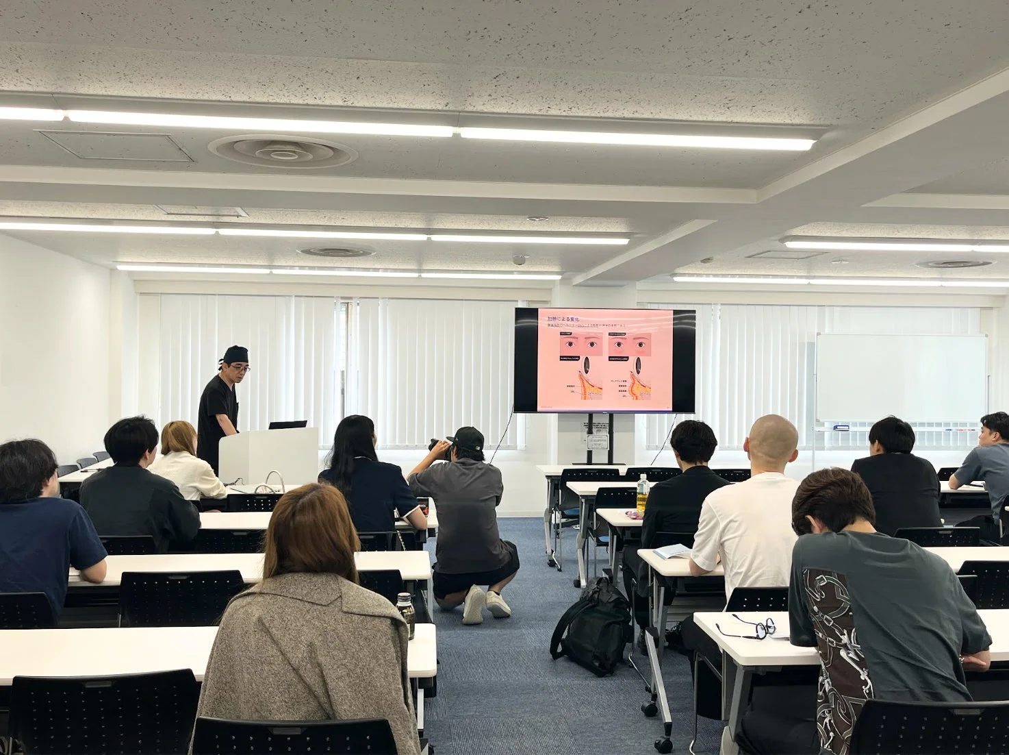 会議室で開かれているセミナーの様子