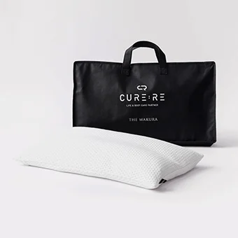 白い枕と、ブランドロゴ「CURE:RE」と商品名「THE MAKURA」が印字された黒い専用バッグ