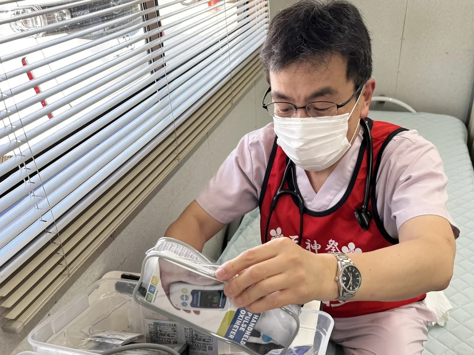 医療従事者がパルスオキシメーターを扱う様子
