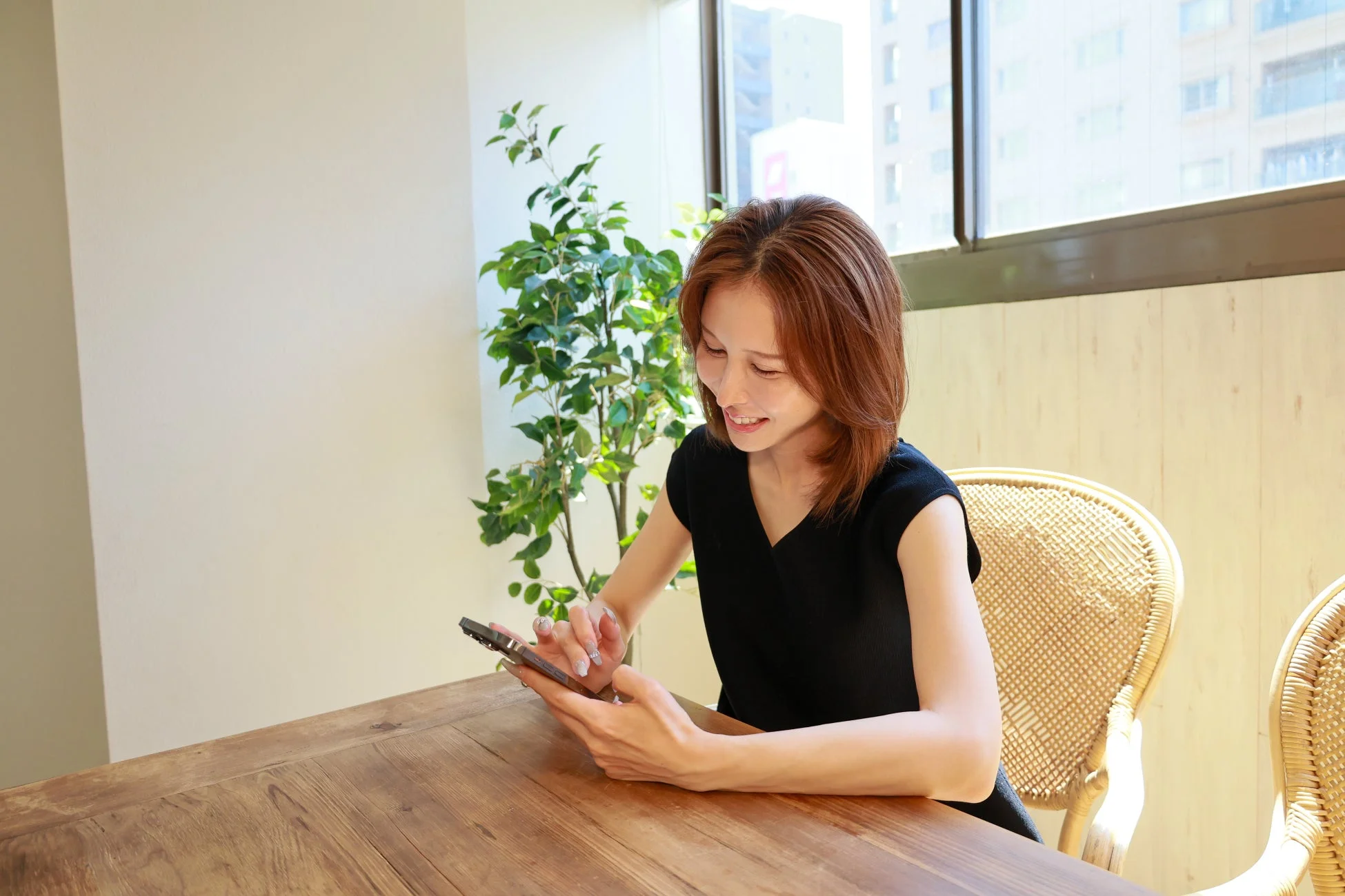 スマートフォンを操作する女性