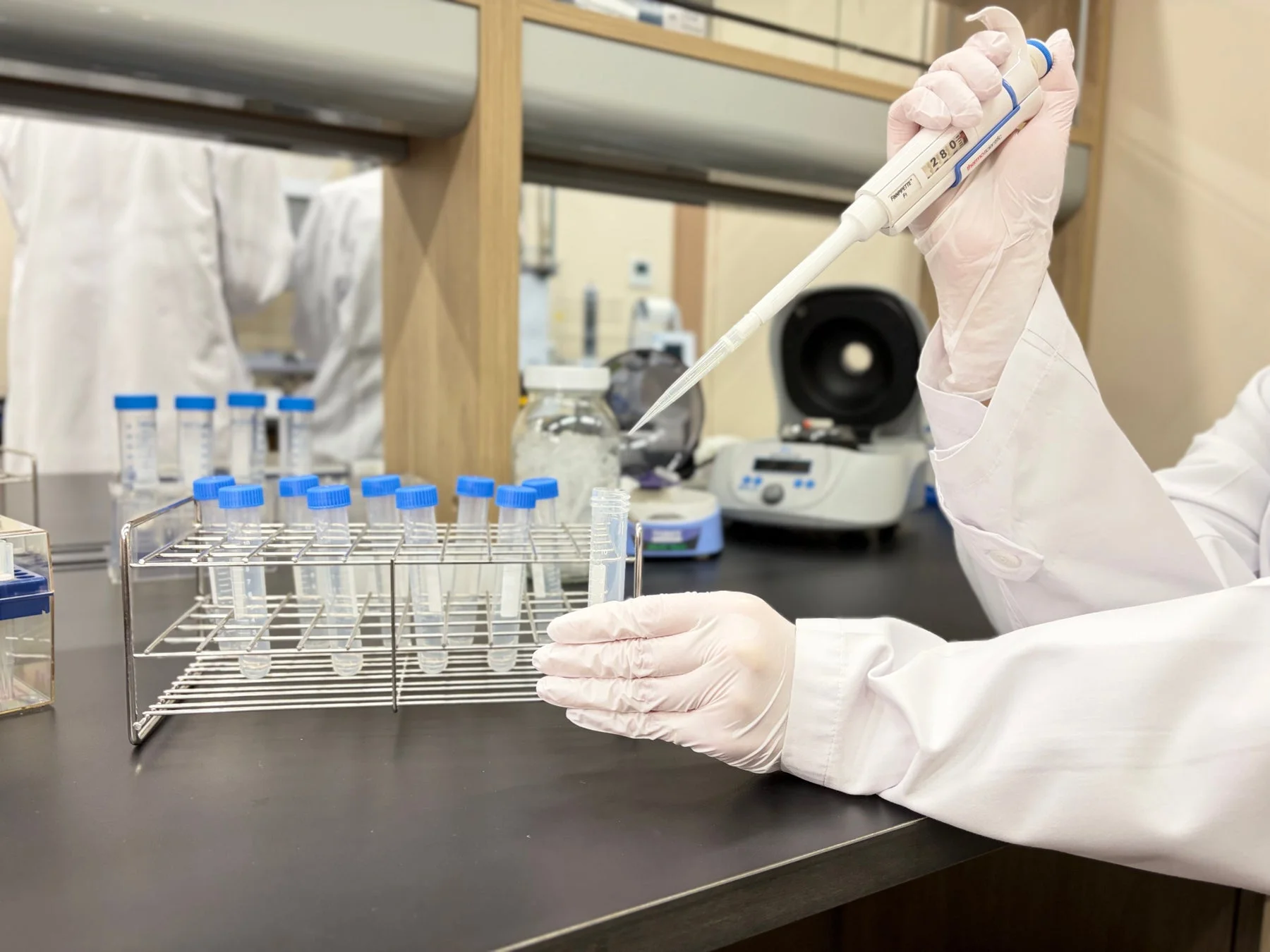 研究室でピペットを使用する研究者の様子