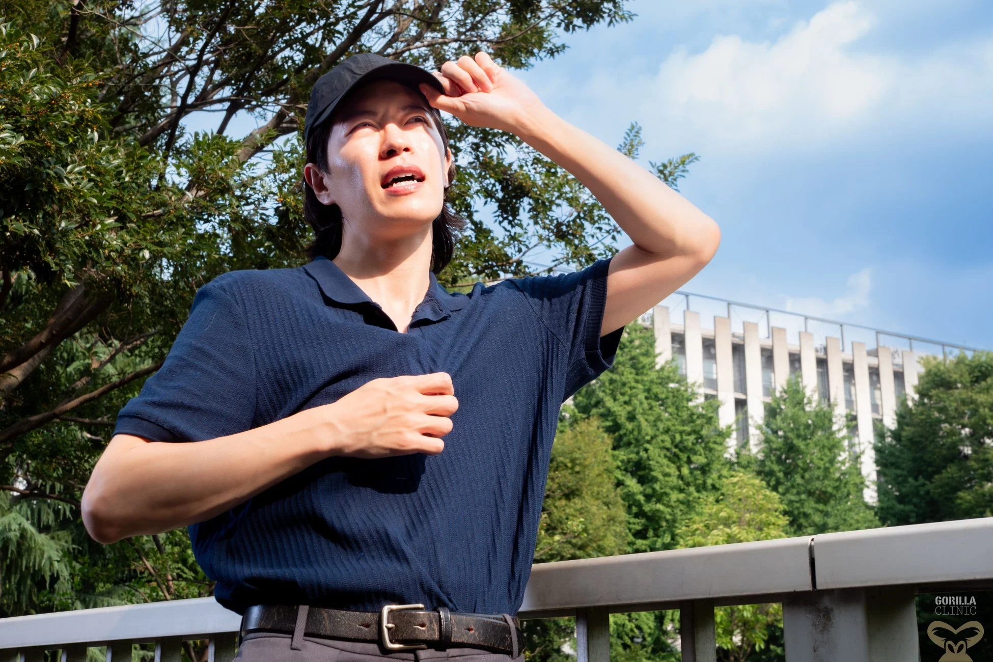 日差しを避ける男性の様子