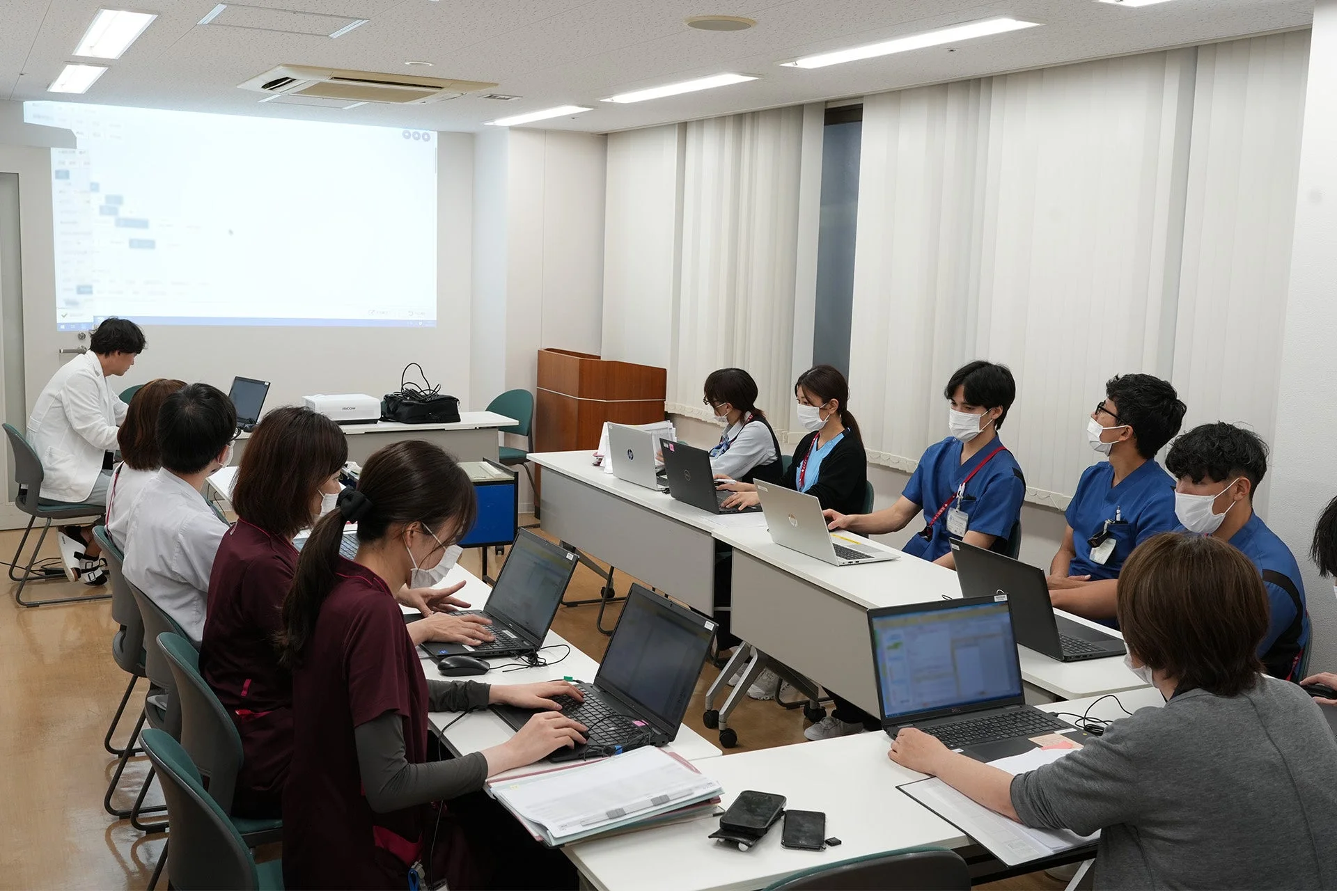 医療従事者が会議に参加している様子