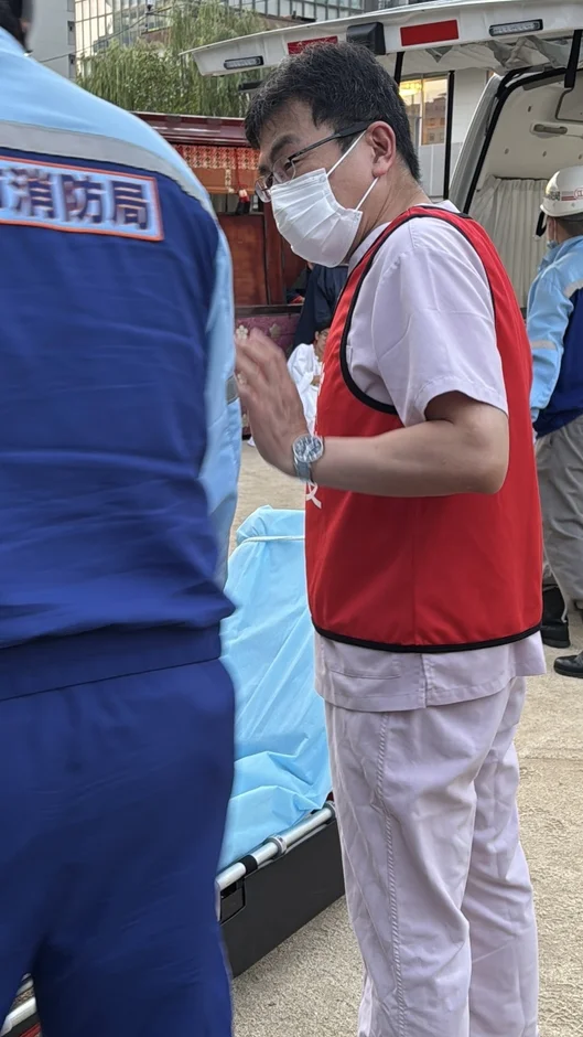 救急隊員と医療従事者が活動する様子