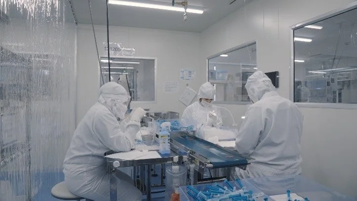 クリーンルームでの製造作業