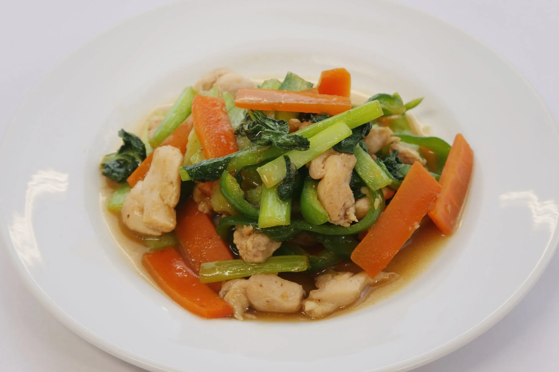 鶏肉と彩り豊かな野菜を炒めた中華風の料理