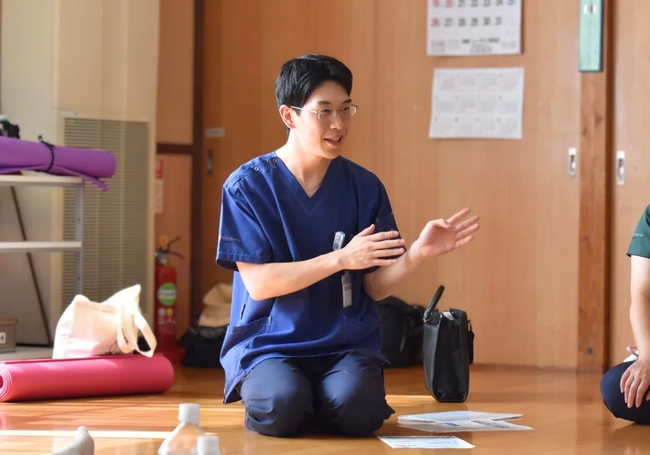 男性が話している様子