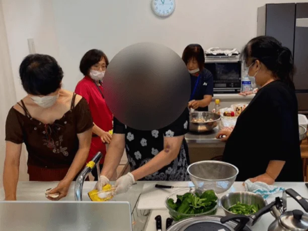 料理中の女性たち