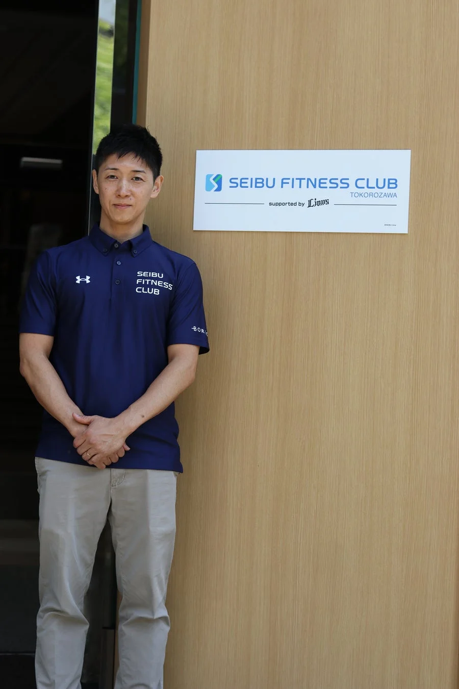 支配人と思われる男性と看板