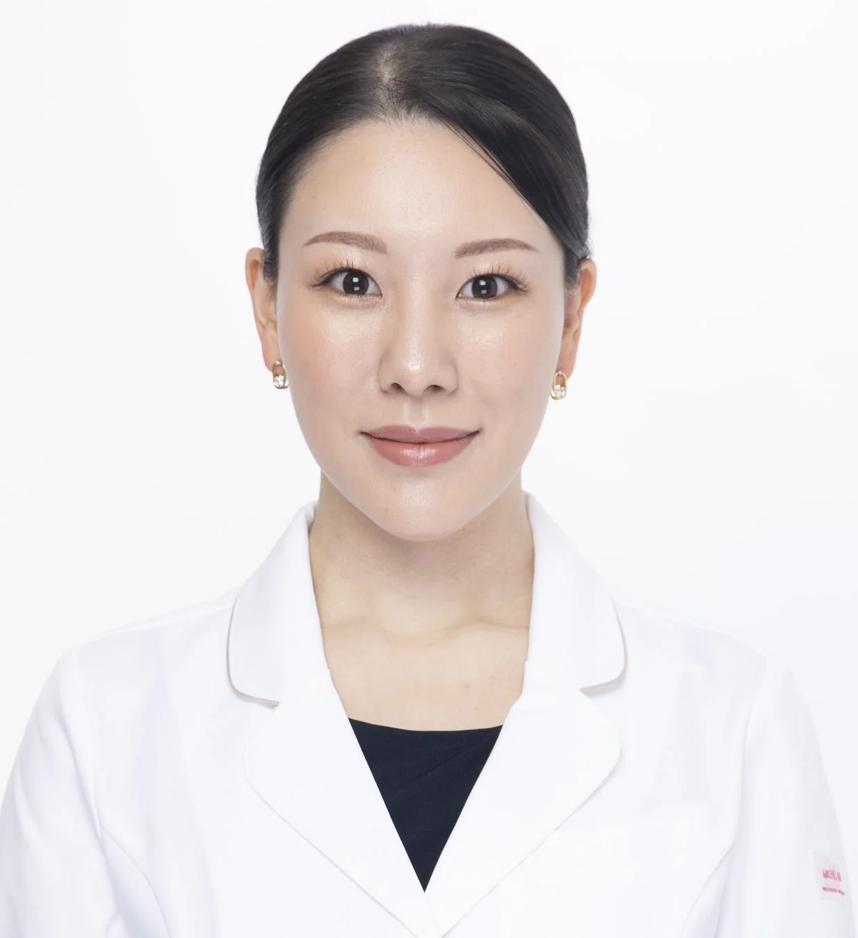 白衣を着用した女性医師のポートレート