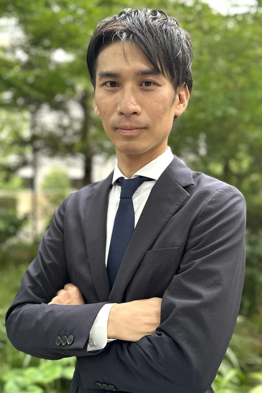 屋外でスーツを着たアジア人男性のポートレートです