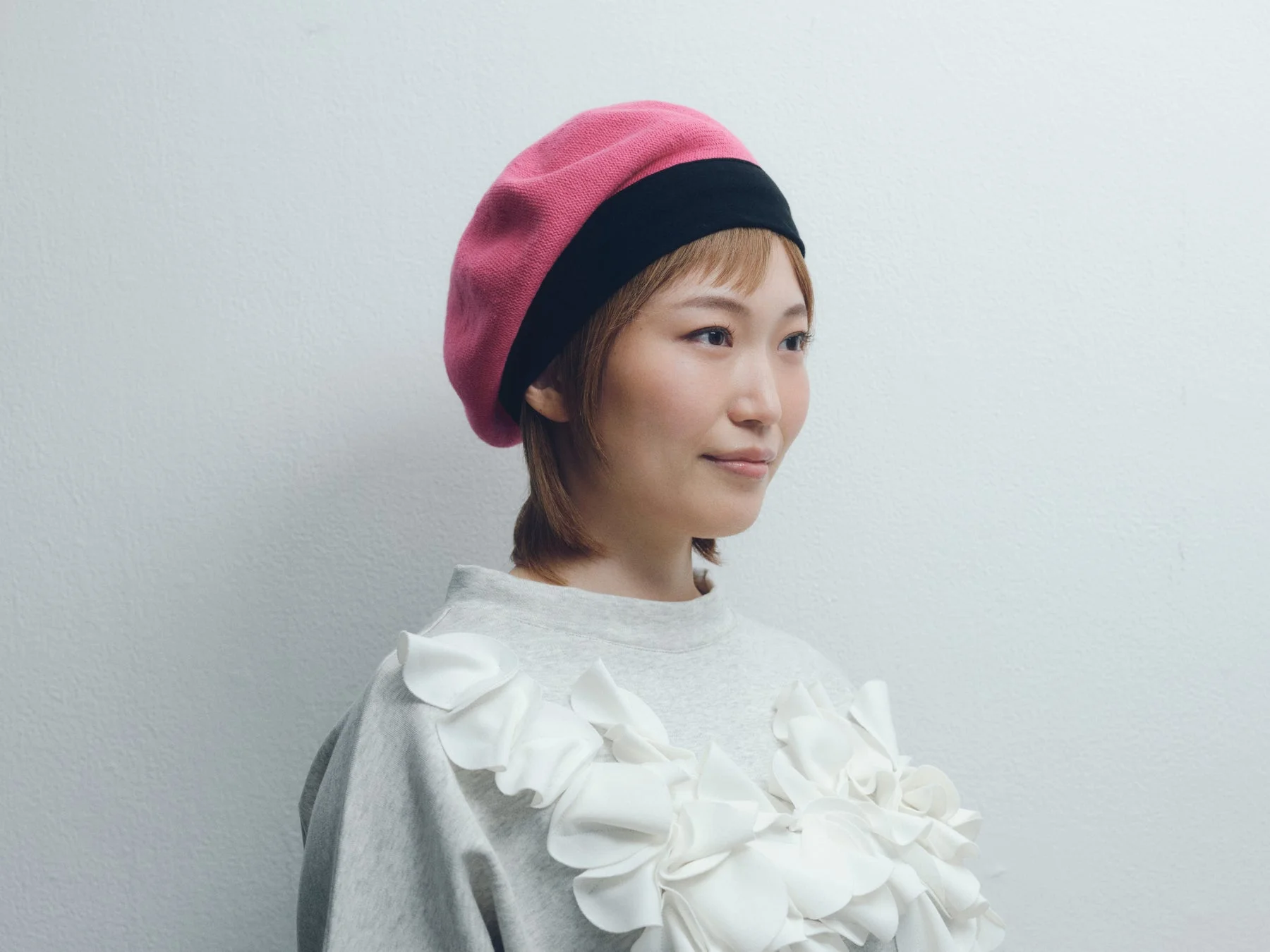 ブリーチ加工の部分ウィッグを着用した女性
