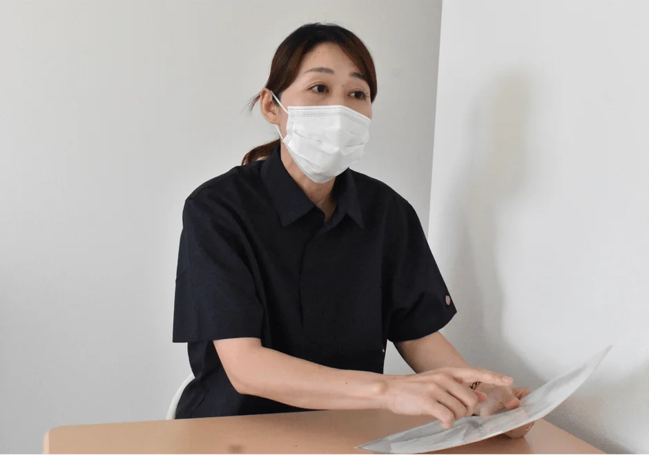 デスクで書類を見る女性