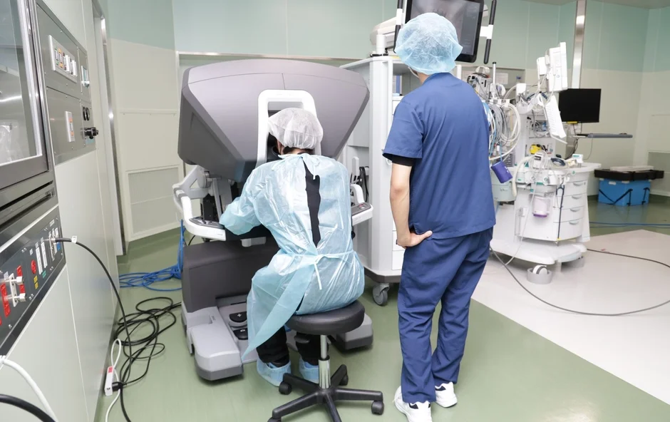 手術支援ロボットを操作する医療従事者