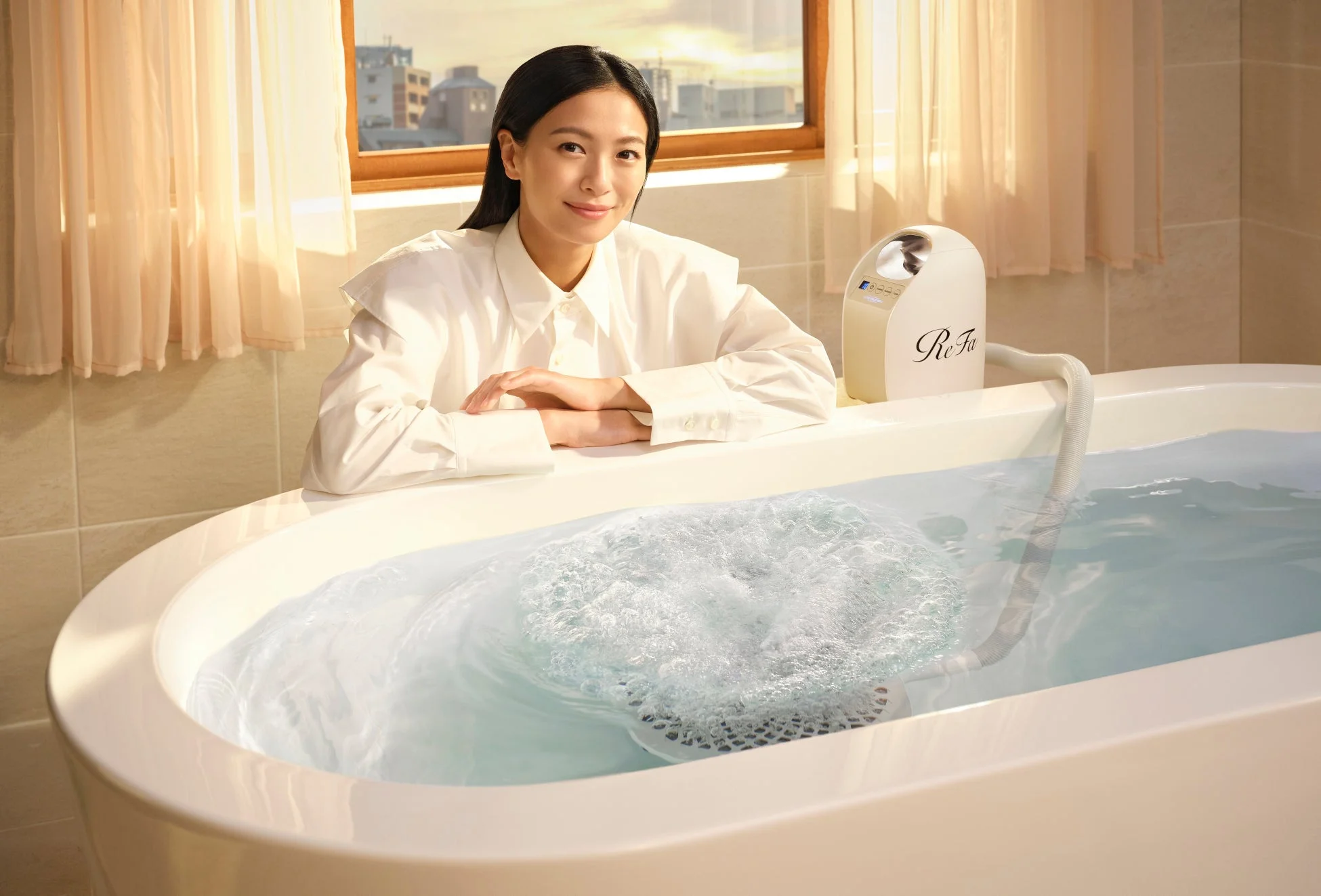 女性がバスタブにいる画像