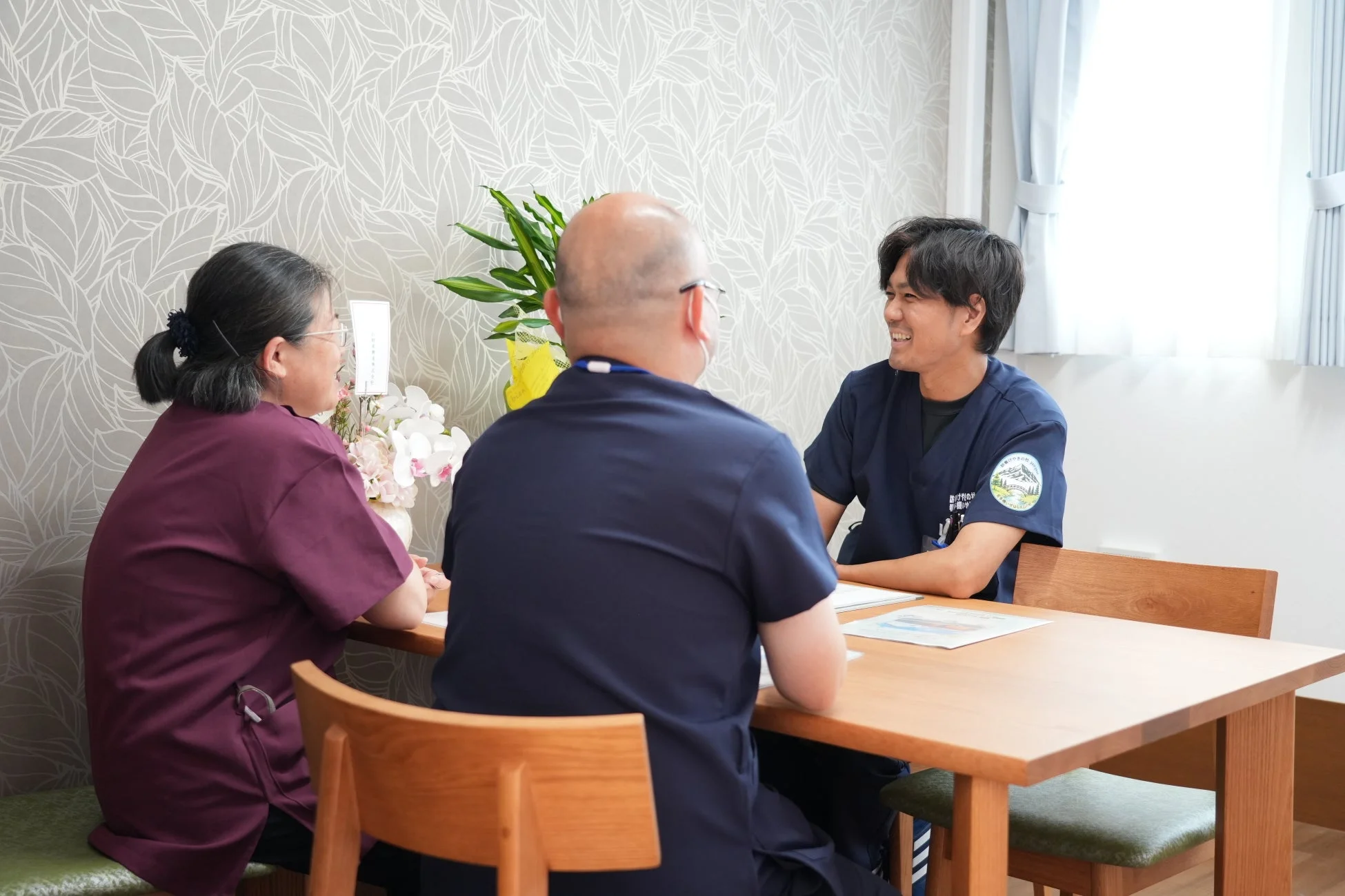 テーブルを囲んで会話するスタッフ