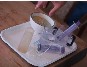 経管栄養の準備と見られる器具