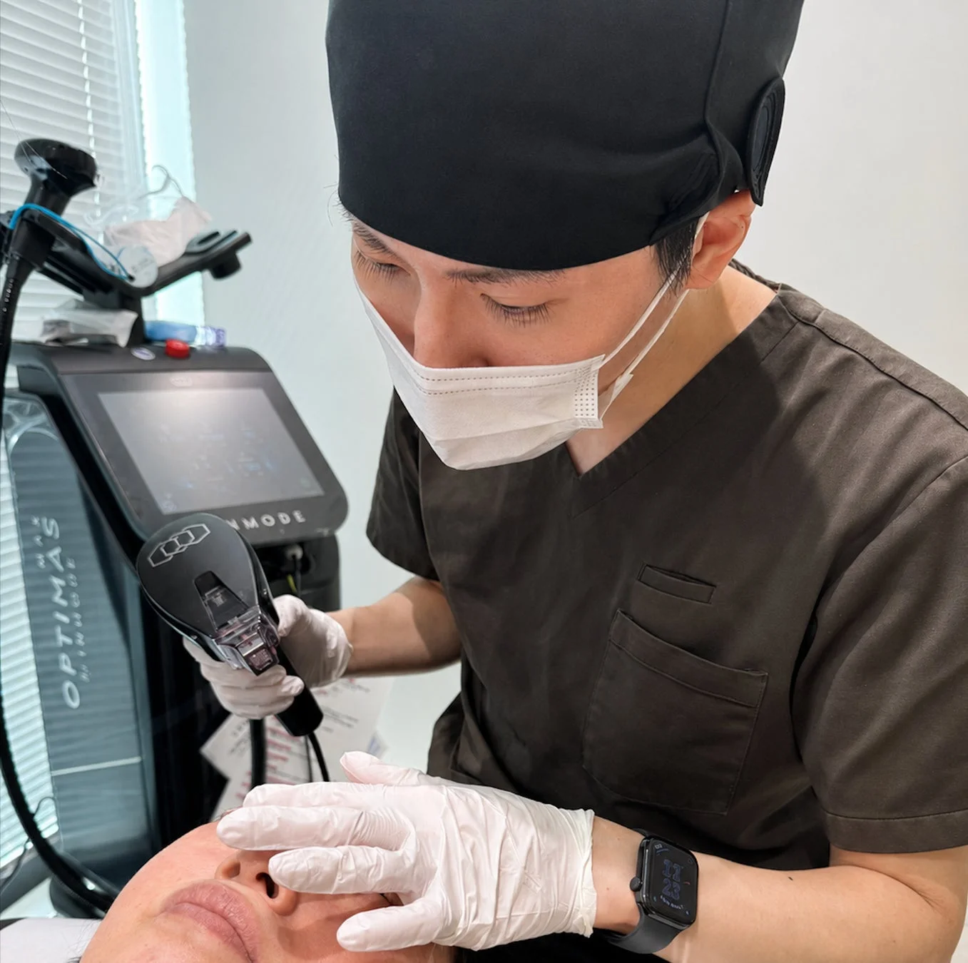 美容医療機器「OPTIMAS BY INMODE」による施術の様子