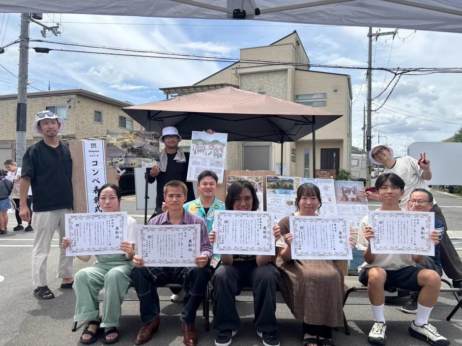 表彰式、屋外イベント、グループ写真、若者