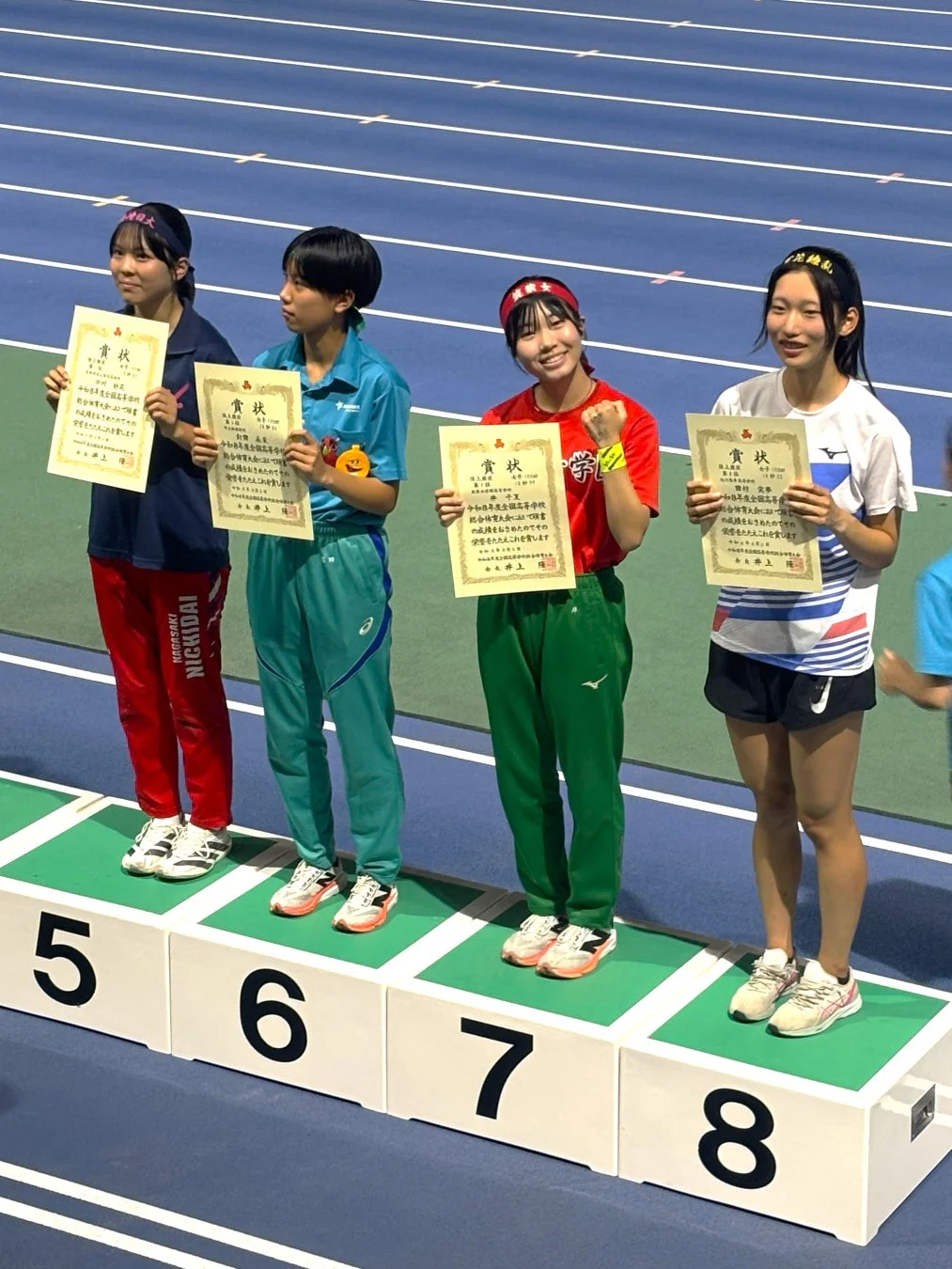 表彰台で笑顔を見せる選手たち