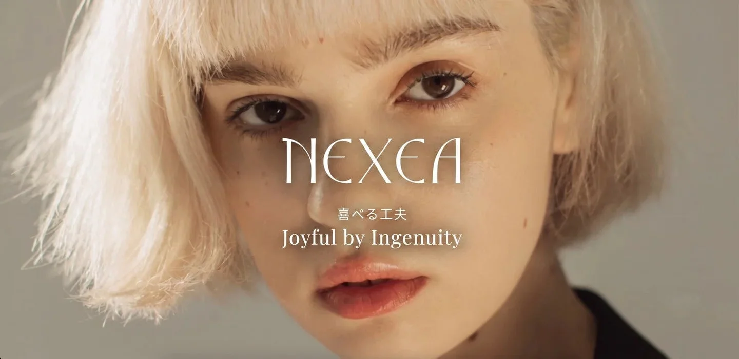 NEXEAのロゴと金髪の女性のポートレート