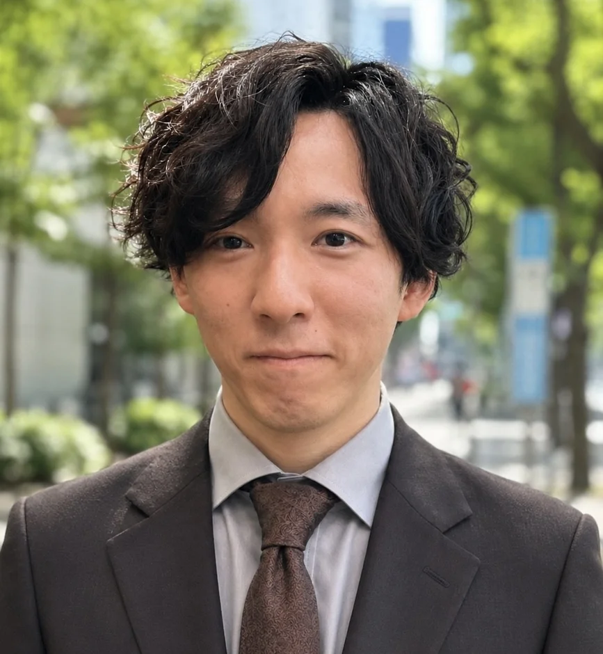 茶色のスーツとネクタイを着用したアジア系の男性