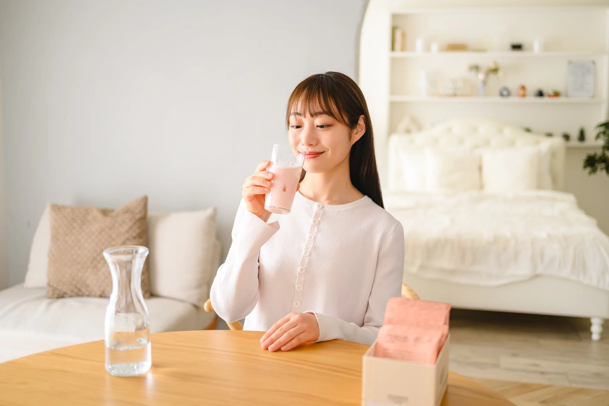 ドリンクを飲む女性