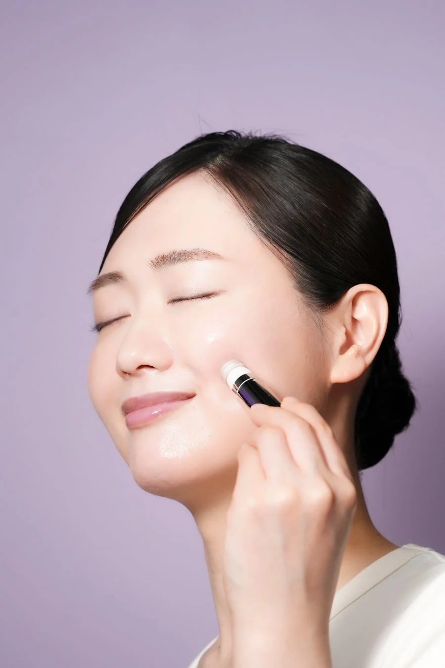 女性がHALIDELを使用するイメージ