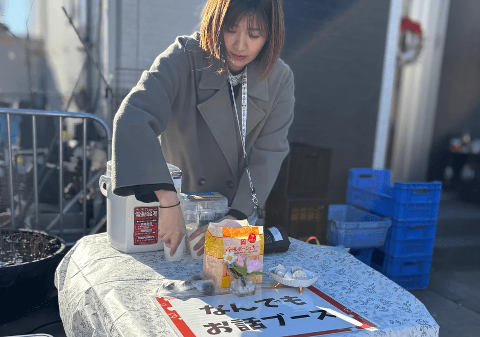 屋外イベントブースで準備する女性
