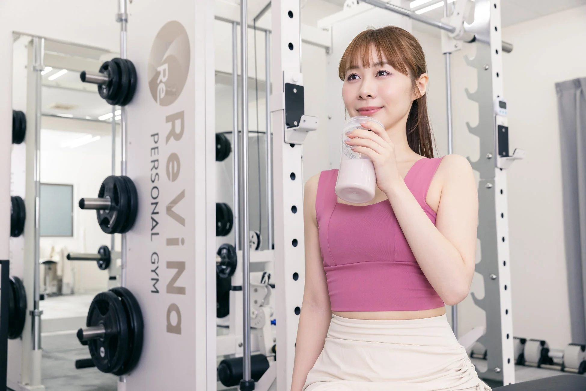 プロテインを飲む女性