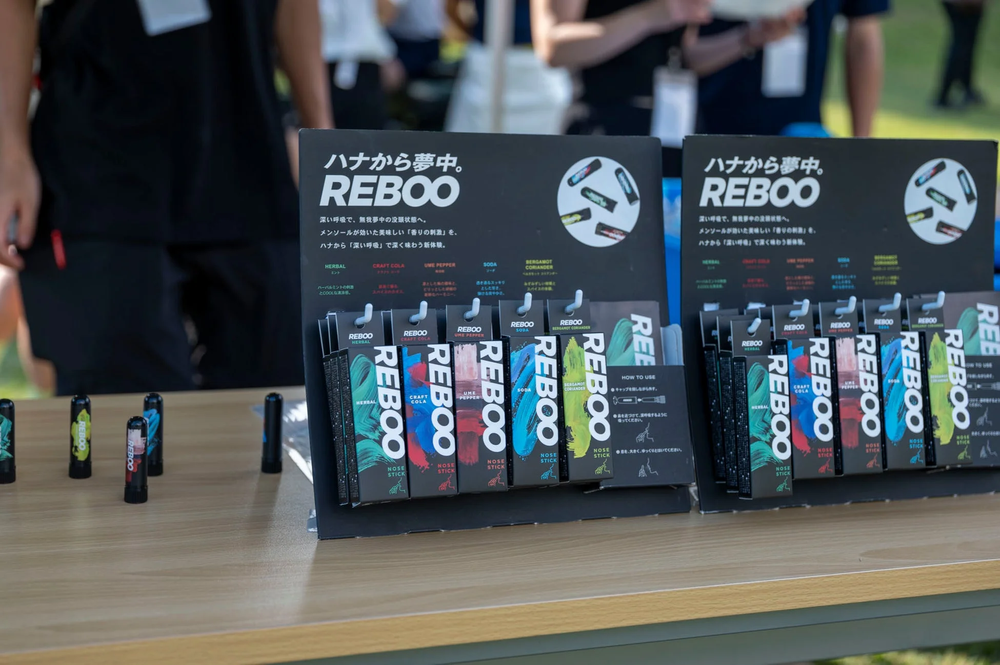 REBOOのノーズスティックが屋外イベントブースに展示