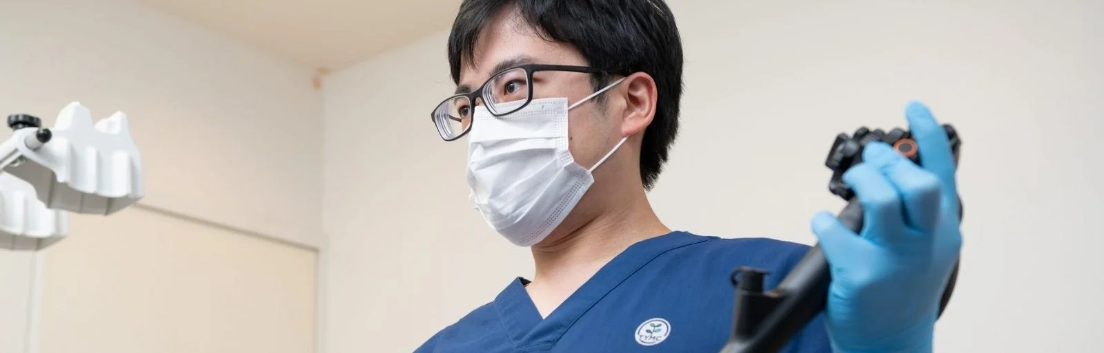 医療従事者が機器を操作している様子