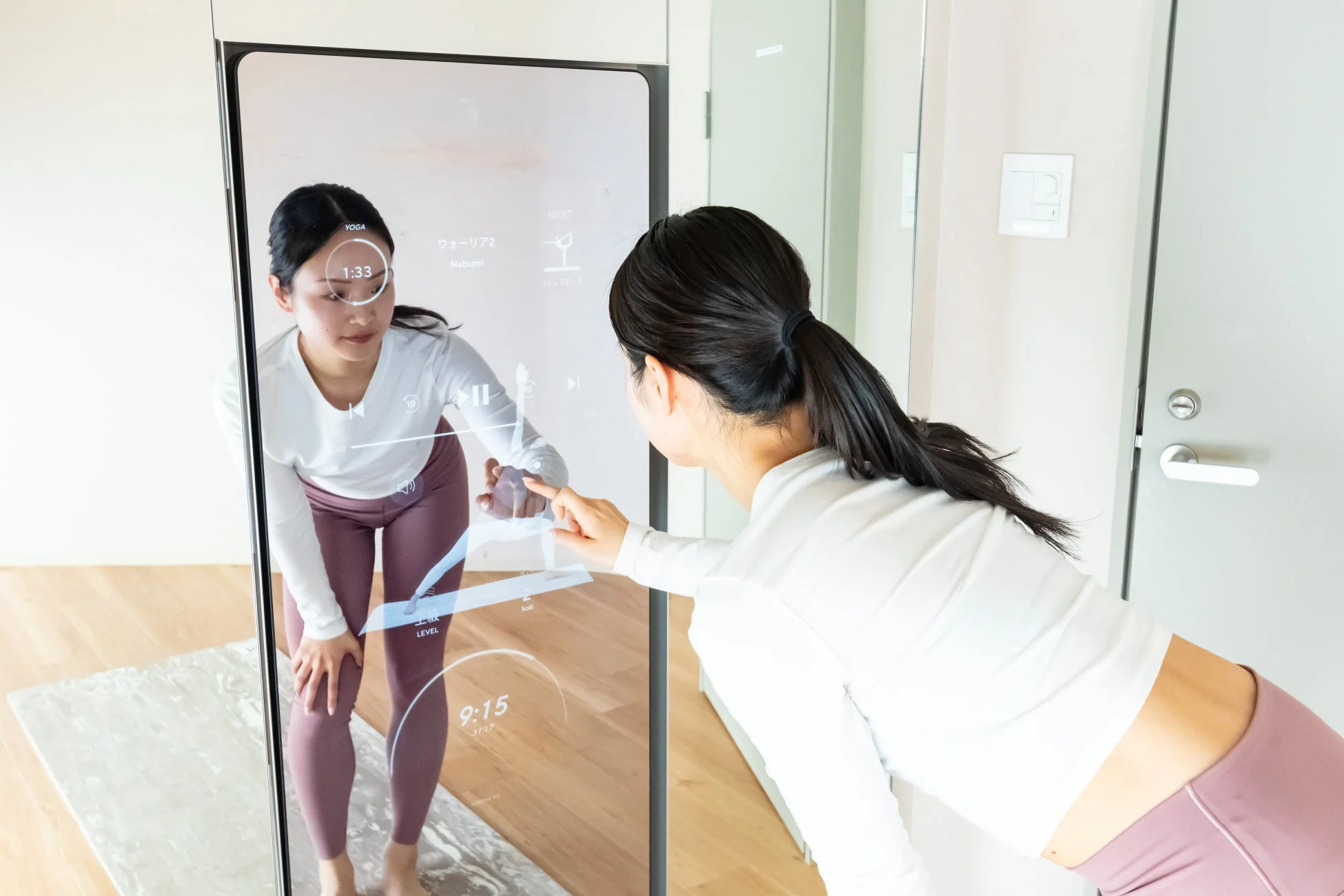 スマートミラーでヨガをする女性