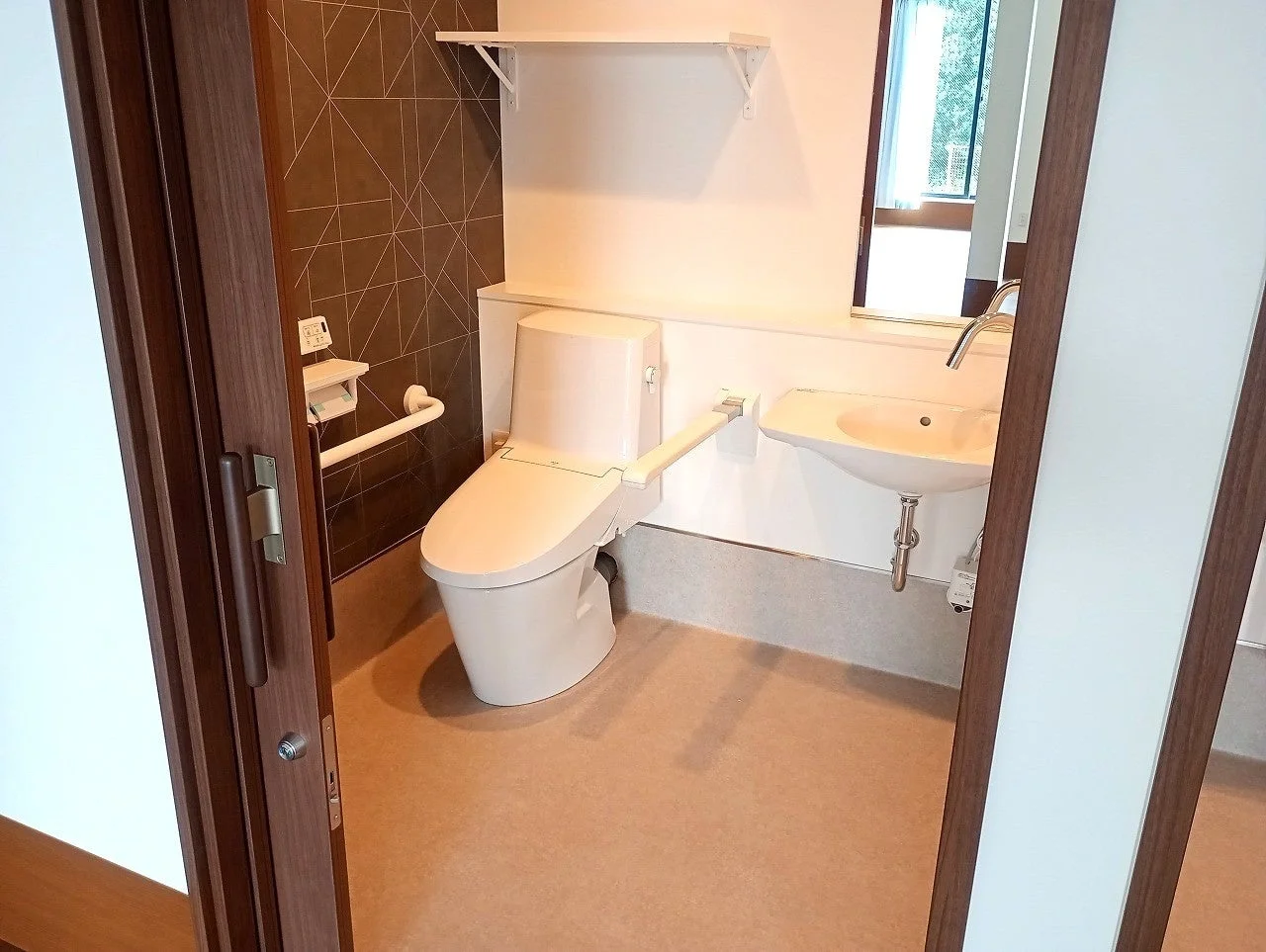 清潔感のあるモダンなトイレルーム