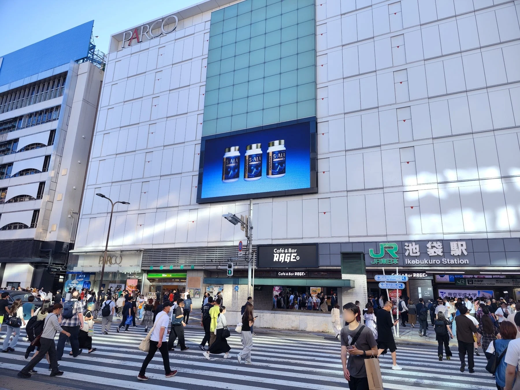 池袋駅PARCOビジョンに放映される広告の様子