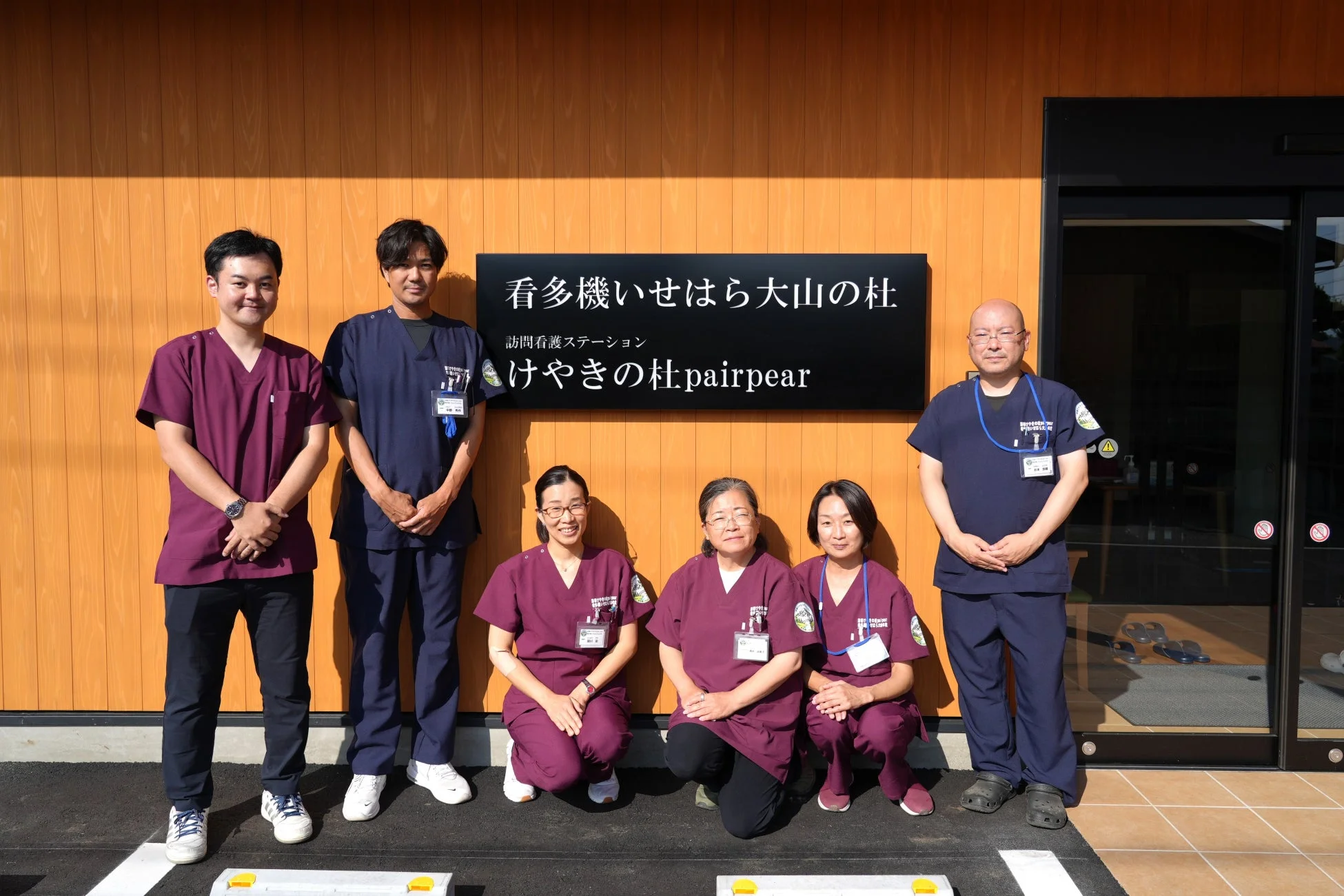 施設前で並ぶ医療・介護スタッフ