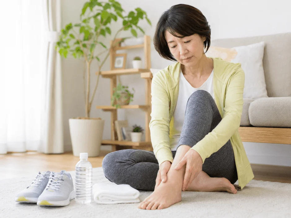 足首を気にする女性