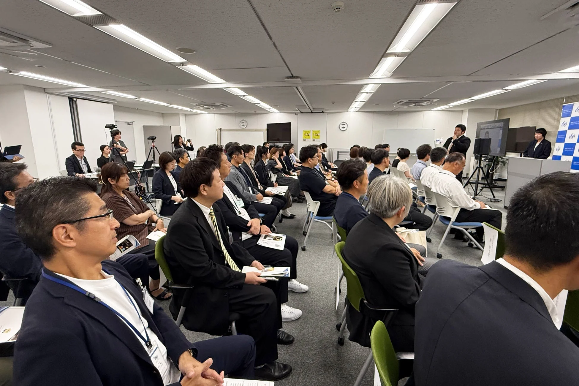 表彰式に参加する聴衆