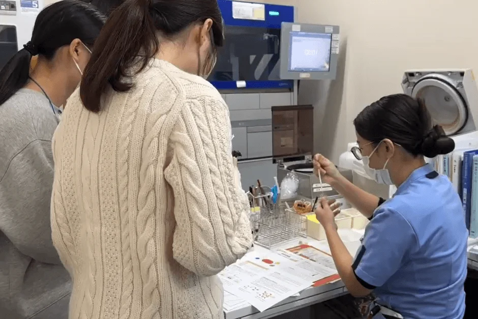 実験器具を操作する様子