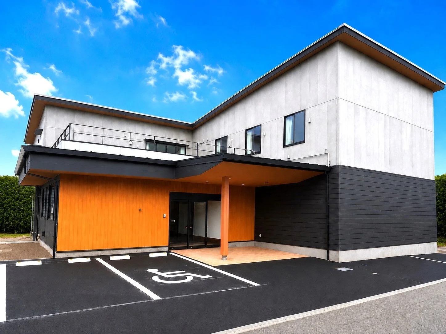 モダンなデザインの2階建ての建物