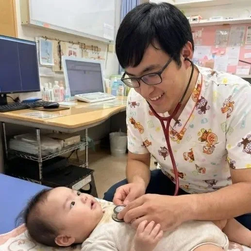 医師が赤ちゃんを診察する様子