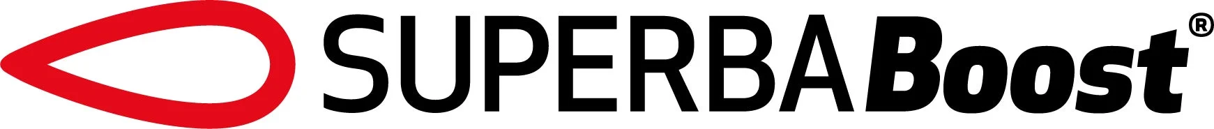 赤い抽象的な図形と「SUPERBA Boost®」という黒い文字が特徴的なロゴマーク