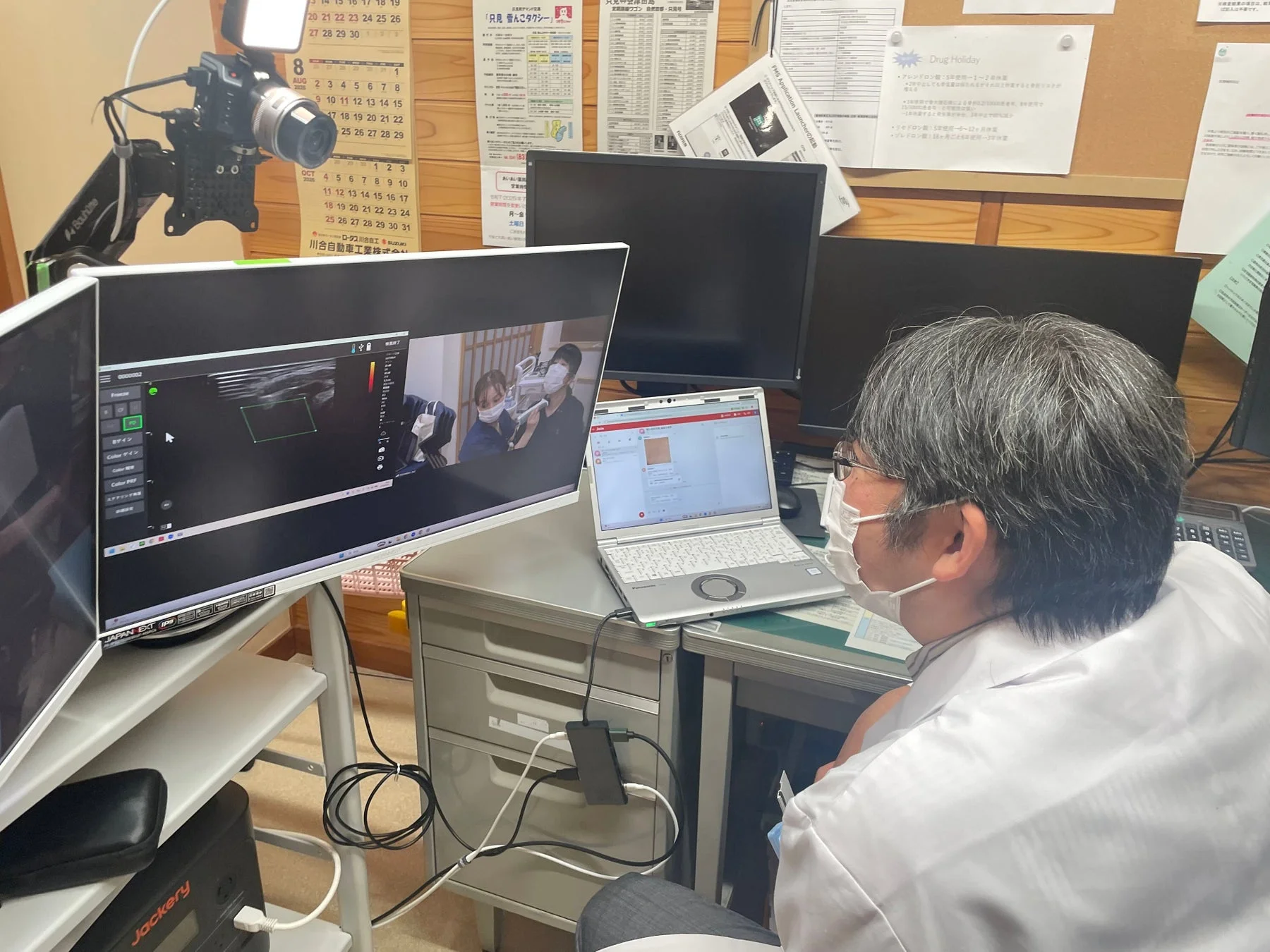 医師がモニターで診察している様子