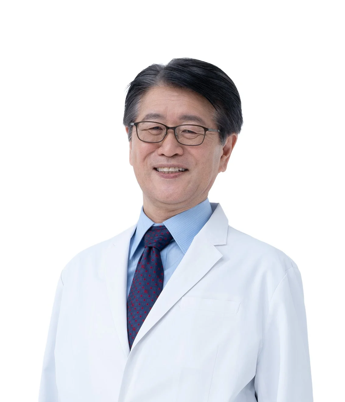 白衣を着用し、眼鏡をかけた中高年の日本人男性が笑顔でカメラを見ているポートレート