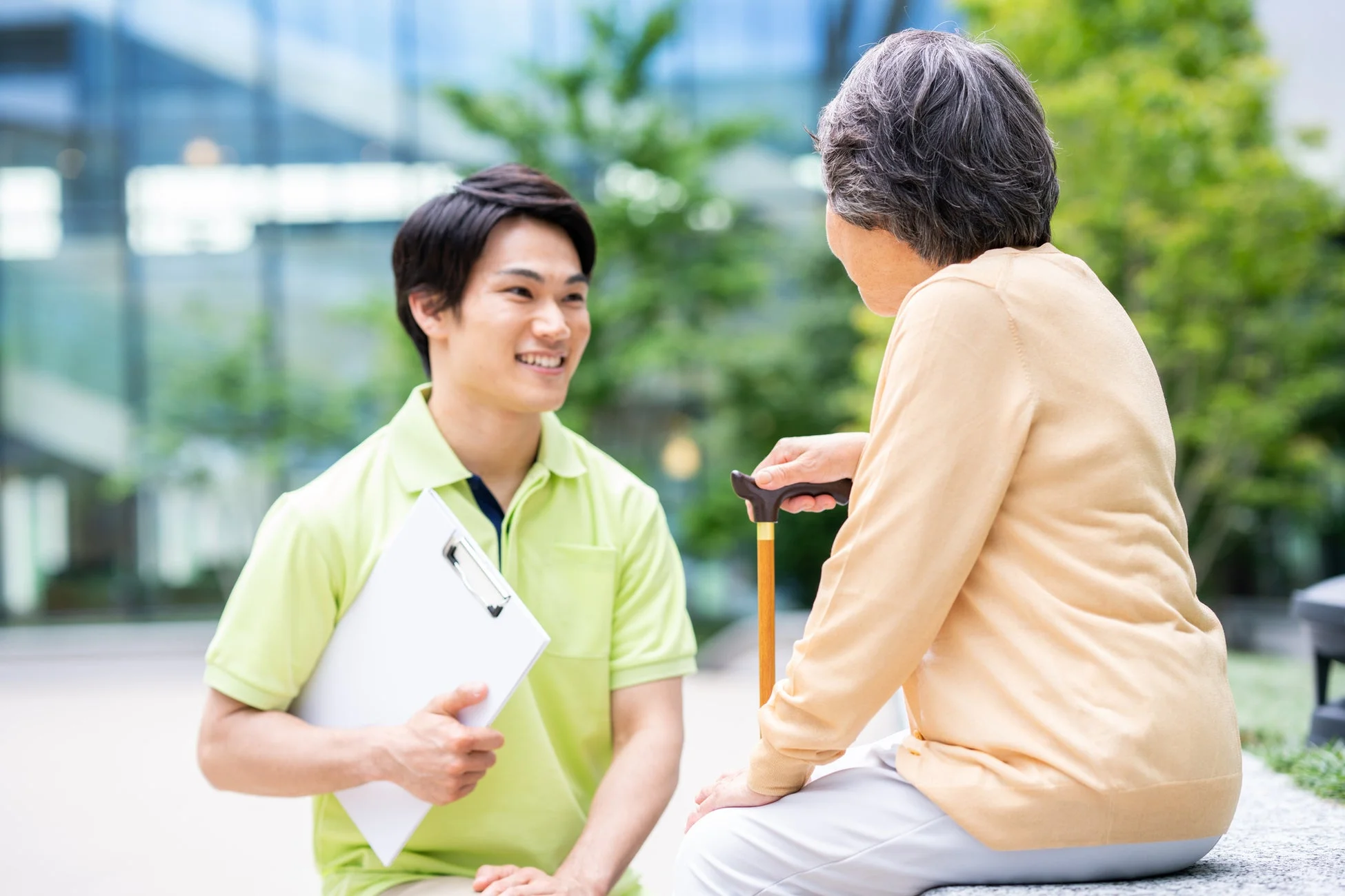 高齢者と会話する介護士
