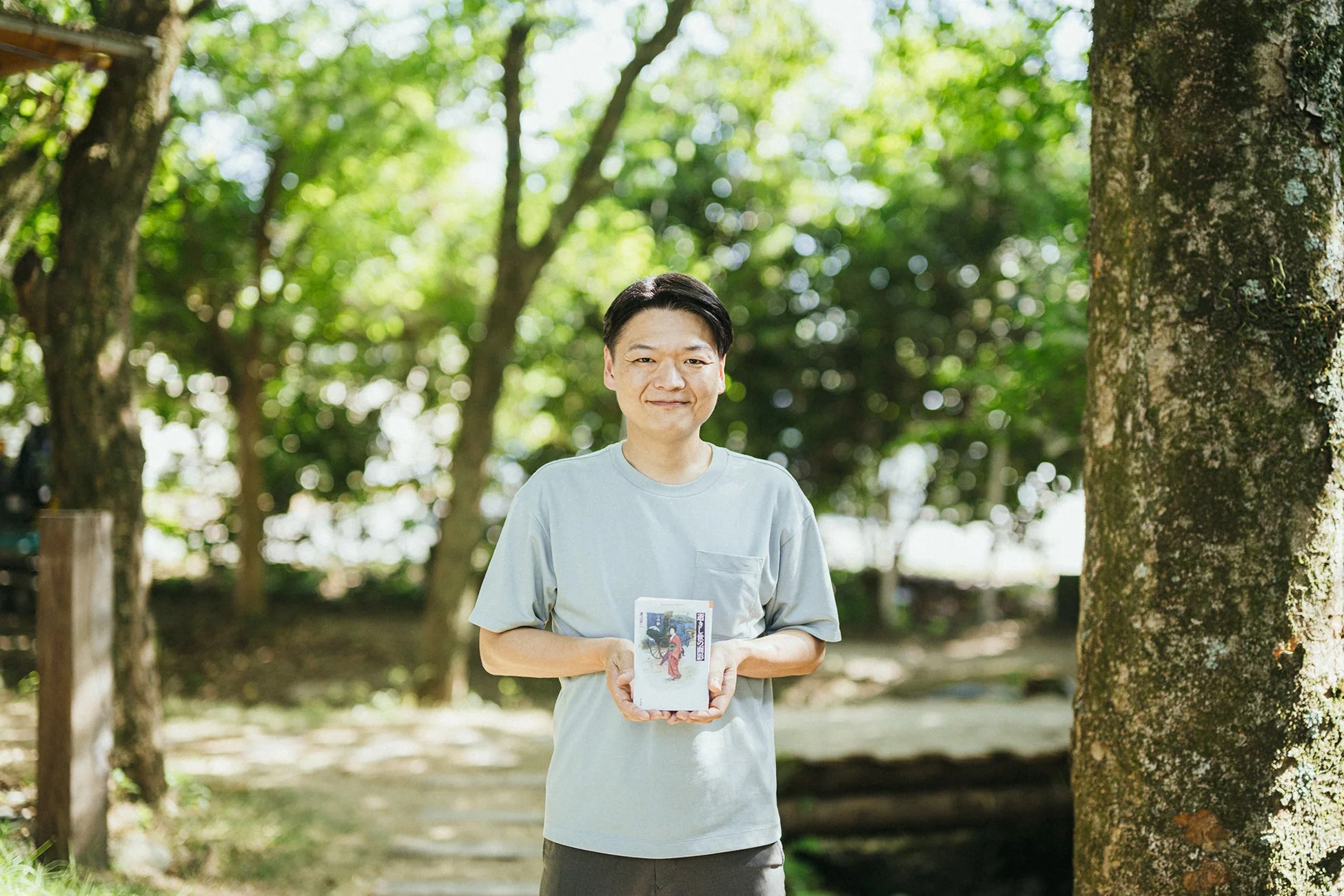 本を読む男性