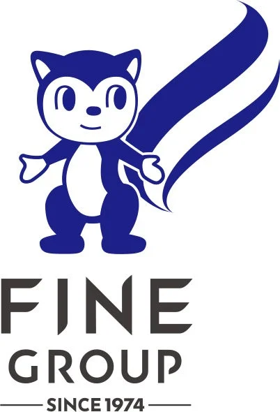 青と白のスカンクのようなキャラクターと、「FINE GROUP SINCE 1974」の文字が描かれたロゴマークです。企業のブランドイメージを示すデザインです。