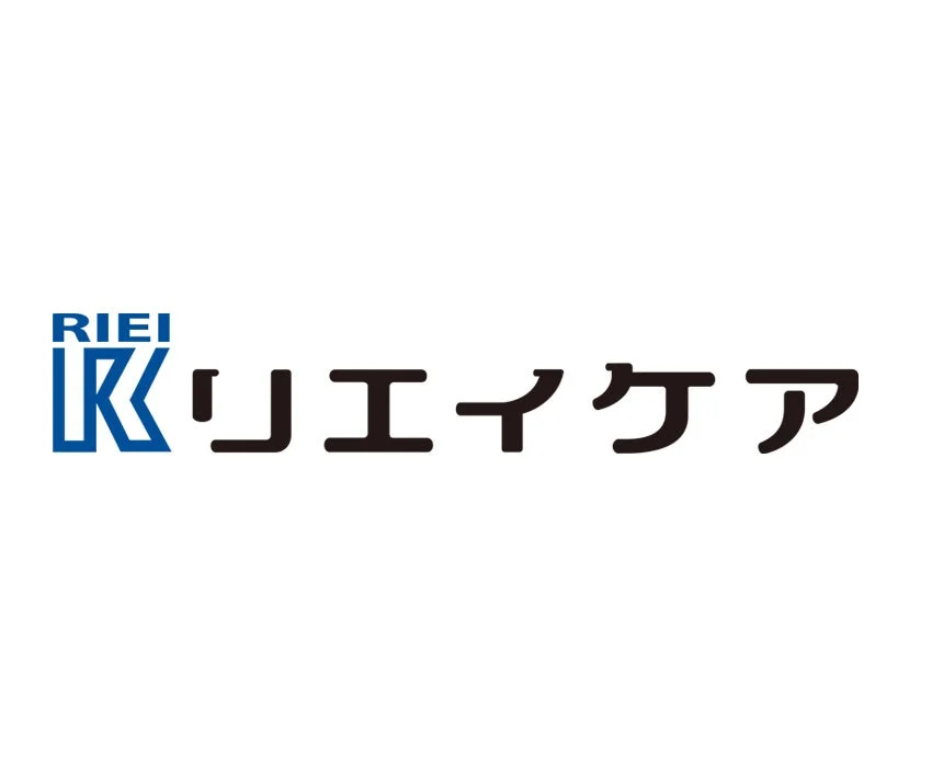 白背景に「RIEI K リエイケア」という文字が書かれたロゴ画像です。左側の「RIEI K」は青色で、右側の「リエイケア」は黒色で表記されています。